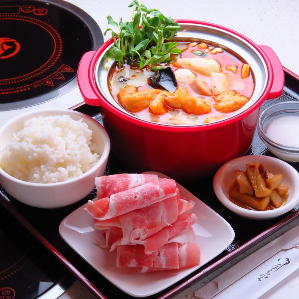 【中式火锅套餐】包括米饭和牛肉的超值套餐！您还可以订购额外的食材★