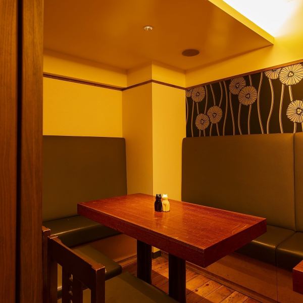 【全体お席！広々した店内をご紹介！】オープン席ではお仲間と賑やかに、完全個室ではゆっくり落ち着いて過ごす大人の時間をお過ごしいただけます。カウンターで一人飲みも大歓迎！どうぞ気軽にご来店ください。