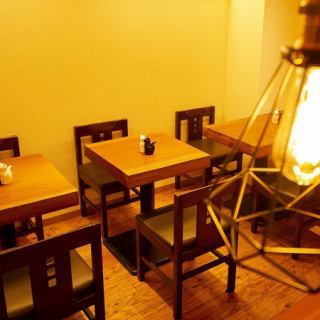 【2名様～4名様】テーブル席ご用意ございます。オープンキッチン越しに漂う出汁の香りと職人技、神田「なごみ堂」で五感リラックス。季節替わりのコースと自家製漬け込みフルーツのハイボールで会話が弾むカジュアル和食時間。Wi-Fi完備。ファミリー歓迎。安心！◎