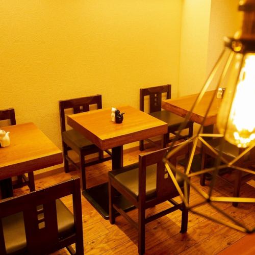 【2名様～4名様】テーブル席ご用意ございます。オープンキッチン越しに漂う出汁の香りと職人技、神田「なごみ堂」で五感リラックス。季節替わりのコースと自家製漬け込みフルーツのハイボールで会話が弾むカジュアル和食時間。Wi-Fi完備。ファミリー歓迎。安心！◎