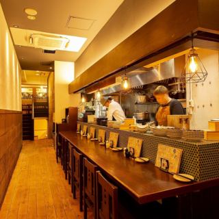 【1名様大歓迎】カウンターご用意ございます。神田「なごみ堂」では目の前で焼き上がる料理と店主との会話が醍醐味。燗酒やビールを片手にサクッと一杯からしっぽり晩酌までOK。女性おひとり様でも！