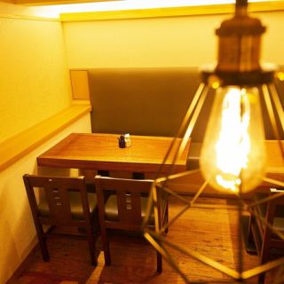 【最大12名様】ソファー×テーブル席ご用意ございます。ゆったりソファで、なごみ堂特製骨付きもも肉と自家製漬け込みフルーツのハイボールをどうぞ。同僚との打ち上げや家族会に◎ムード照明、喫煙可。