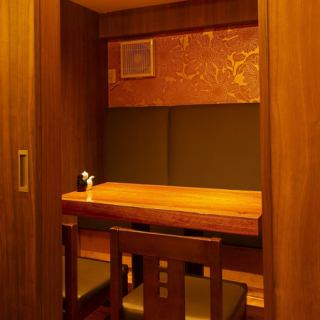 【2名様～4名様個室】小人数個室ご用意ございます。駅近の神田「なごみ堂」でネギ塩茹でタンとタン刺しを囲み、周囲を気にせずゆったり乾杯。サプライズ演出やメッセージプレートも対応、喫煙可。WEB予約で当店おすすめ1品もサービス。