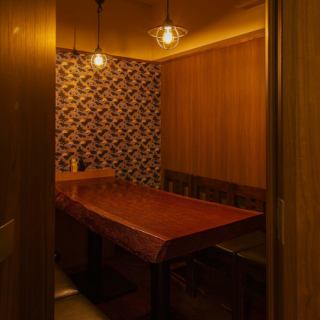 【4名様～6名様個室】小～中人数個室ご用意ございます。神田「なごみ堂」の杉香る完全個室で、ネギ塩茹でタンとタン刺しを囲む幸福時間。女子会・合コンにうれしい宴会コース♪喫煙可。飲み放題も◎限定価格今だけ！