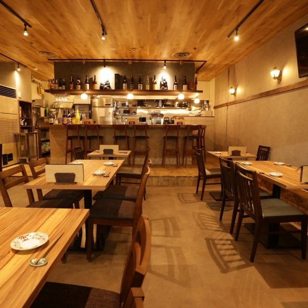 店内のテーブル席は最大24名様までご利用可能です◎生ビールや瓶ビール込みの120分の飲み放題付きプランをご用意しております♪お気軽にお問い合わせください。