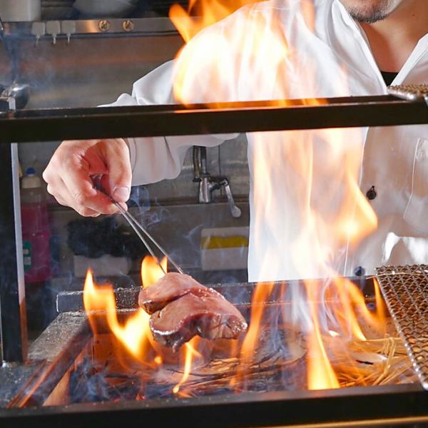 カウンターでは目の前で藁焼きや炭焼きの調理を行います！ライブ感あふれるお席です♪