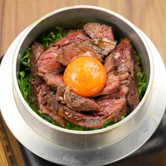 牛ハラミ卵黄のせ