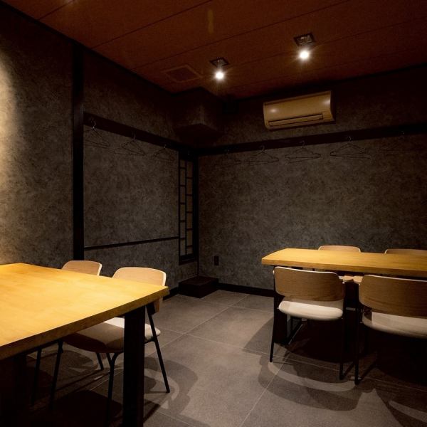 【4名様掛けのテーブル席】温かみのある木のテーブルとシンプルなデザインが特徴の落ち着いた空間です。テーブルはゆったりとした配置で、料理を心ゆくまで味わえ、和の趣を感じさせる内装が食事のひとときをより特別なものに演出。四季折々の美味しさを堪能しながら、心温まるひとときをお過ごしください。