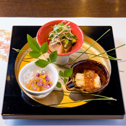 美しい盛り付けと多様な味わいが楽しめる◆『八寸』8,800円(税込)コースに含む