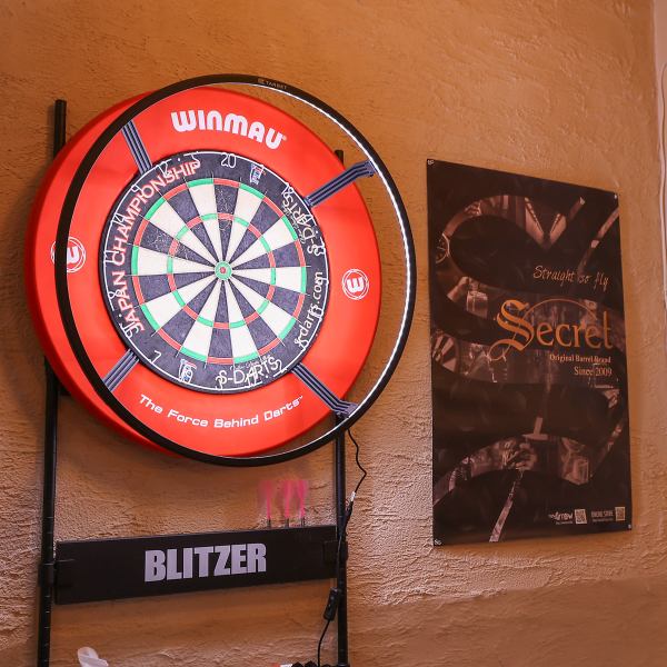 スタッフが丁寧にルールを教えるので、ダーツを知るきっかけに最適。競技の魅力を分かち合い、街全体を盛り上げる活気あふれる拠点です。