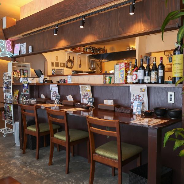 ダーツのない時間や、静かに過ごしたい時はカフェとしても利用可能です。お一人様でのランチや休憩、作業スペースとしても最適。夜の賑やかさとは一味違う、落ち着いたモダンなインテリアでゆったりお寛ぎください。