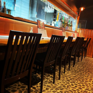 お一人様でも気兼ねなく立ち寄れるカウンター席は、自分へのご褒美タイムにぴったりな特等席です◎目の前で調理される活気を感じながら、新鮮な馬レバ刺しといった贅沢な逸品をゆっくりとご堪能いただけます♪お好みのウイスキーや焼酎を片手に、自分だけの静かな時間を楽しめるのがカウンターならではの醍醐味です◎