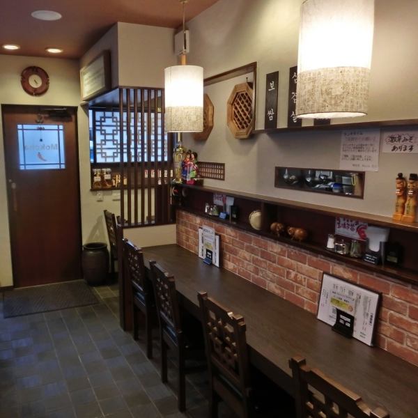 There are six seats in the counter seat.It is a popular seat for single person or dating.Please do not hesitate to drop in for work or going out ♪