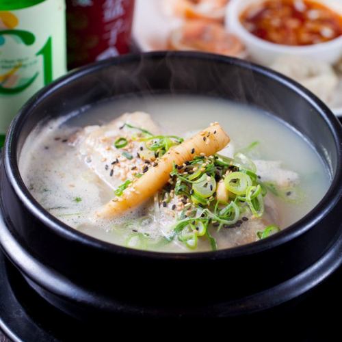参鸡汤（半鸡）是韩国夏季补充体力的主食。