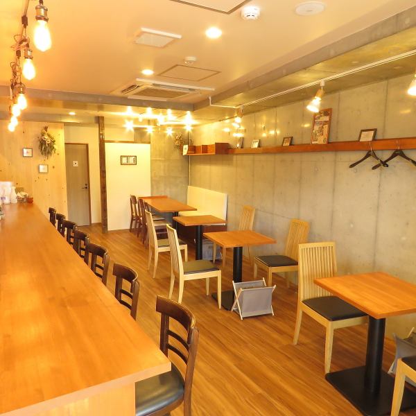 The interior of the store uses wood and warm colors in places, so you can spend time in a warm space.Enjoy authentic French cuisine in a homely atmosphere.