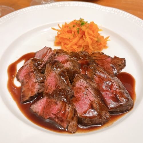 アンガス牛のハラミステーキ　赤ワインソース　キャロットラペ添え