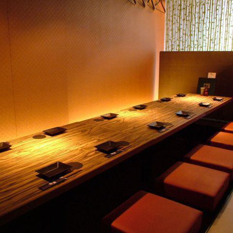 【個室完備】 ご宴会は『楽蔵‐RAKUZO‐ 大崎センタービル店』にお任せください！大人数様向けの大型個室では、ゆったりとした楽しいひと時をお過ごしいただけます。中小規模のお食事にピッタリの個室もご用意しているので、ご家族でのご利用や仲間内の飲み会にも。