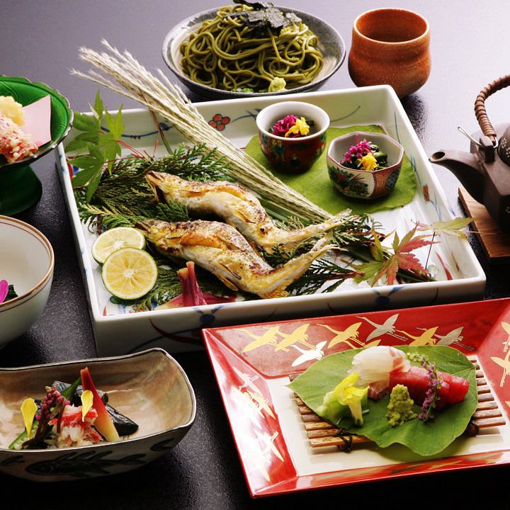 Kaiseki cuisine using seasonal ingredients served in a room with a garden.Venison is also recommended.