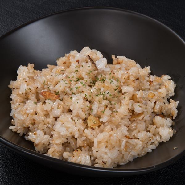 It will cook on the iron plate in front of you! Exquisite garlic rice 770 yen (tax included) that you want to eat ☆