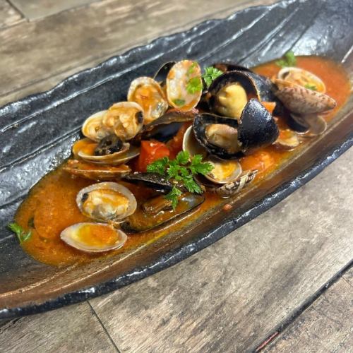 Steamed clams and mussels with tomatoes