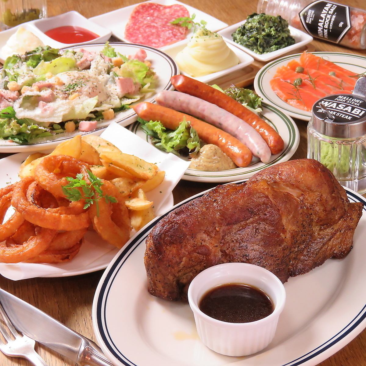 午餐享用鲜嫩多汁的猪排