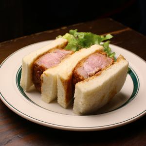 두껍게 자른 돼지고기 커틀릿 모래
