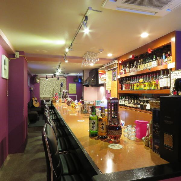 当店ではカウンター席と店奥側にボックス調のソファー席をご用意しています。居心地の良い雰囲気を演出しておりごゆっくりとおくつロゴ頂けます♪カラオケも１曲２００円からご利用可能ですので是非当店でお楽しみください。