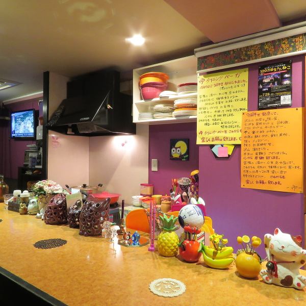 お一人様でも大歓迎♪カウンター席は全部で席ございます♪お店の中で知り合った人と会話を楽しんだり、韓国の明るいママの手作り料理をご堪能して頂けます。雰囲気の良いアットホームなお店ですのでお気兼ねなくお越しください。