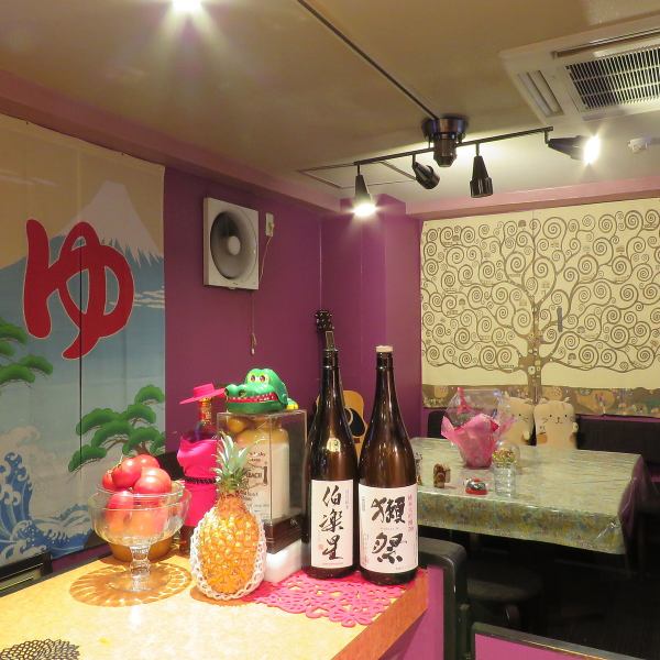 店奥には大人数でもおくつろぎ頂けるボックス調のソファー席をご用意しています。カラオケを使用してお楽しみ頂くのもお仲間通しでお酒やお料理をご堪能して頂けます！当日のご予約も承っています。