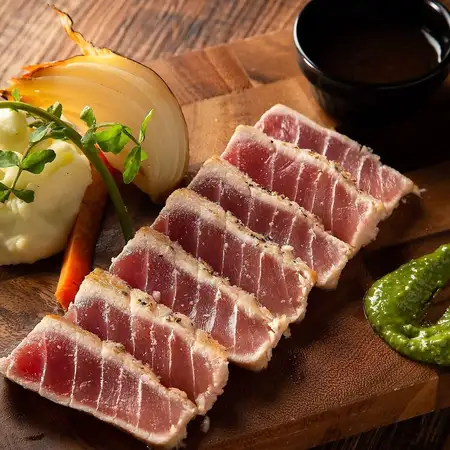 中トロまぐろのレアステーキ トリュフ香るガーリックバター&山葵のソース