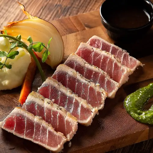中トロまぐろのレアステーキ トリュフ香るガーリックバター&山葵のソース