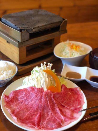 我們提供使用我們引以為傲的三田丸瀨牛肉的熔岩烤肉。