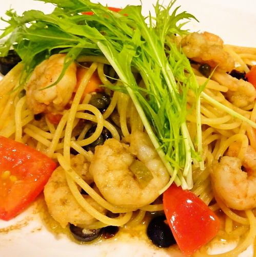Pasta with shrimp and fresh tomatoes