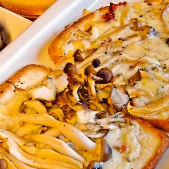 Mushroom and Gorgonzola cheese pizza