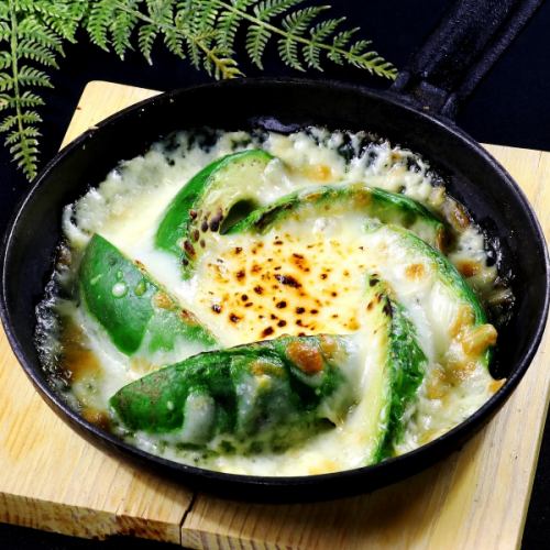 [Teppanyaki cuisine] Grilled avocado with cheese