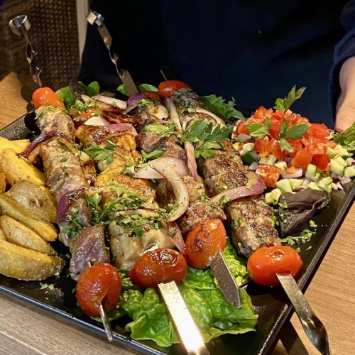 Shish kebab <<Skewer with meat, vegetables and spices>> (1 skewer)
