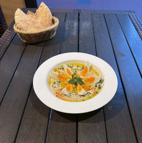フムスのゆで卵添え(+1ピタ付き)《Vegetarian》