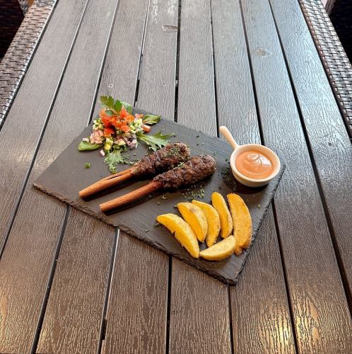 ≪シナモンカバブ≫カバブ2本、フライドポテト