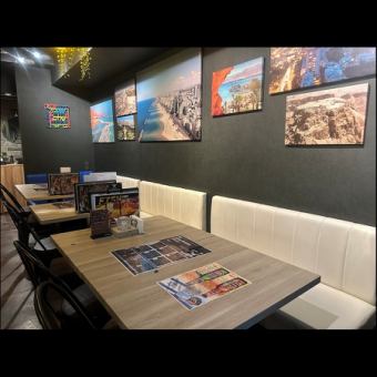 テーブル席は2名様で広々と使用していただいても、4名様掛けでもOK!女子会や会社宴会など様々なシーンでお使いいただけます。テーブル席は3タイプで、2名~4名掛けのテーブル席の他に、広々としたソファ席、写真奥のテーブルを囲んだお洒落なテーブル席がございます!NET予約はお早めに!