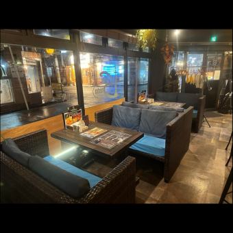 ゆったりくつろげるソファ席はテーブルを囲んで広々とお使いいただけます。女子会などにも人気のお席です。NET予約も対応しておりますので、お気軽にご予約ください!シーシャをシェアして楽しむのにもぴったりのソファ席です。