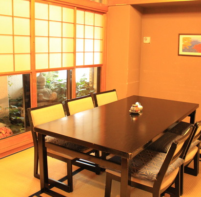 The private room is safe for both elderly people and those with children! Zashiki stool table ♪