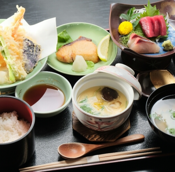 You can enjoy a luxurious lunch on weekdays and holidays from 800 yen!