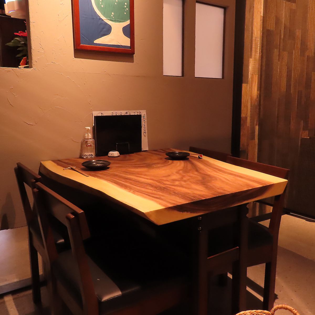 落ち着いた寛ぎ空間で味わう、旬料理。ついつい長居したくなる。