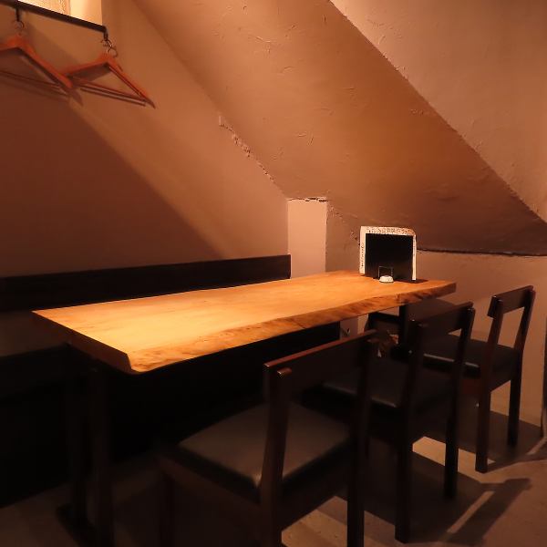 【テーブル席】鍛冶屋町に佇む、隠れ家のような雰囲気の店内。ごゆっくりとお食事をお楽しみ頂けます。