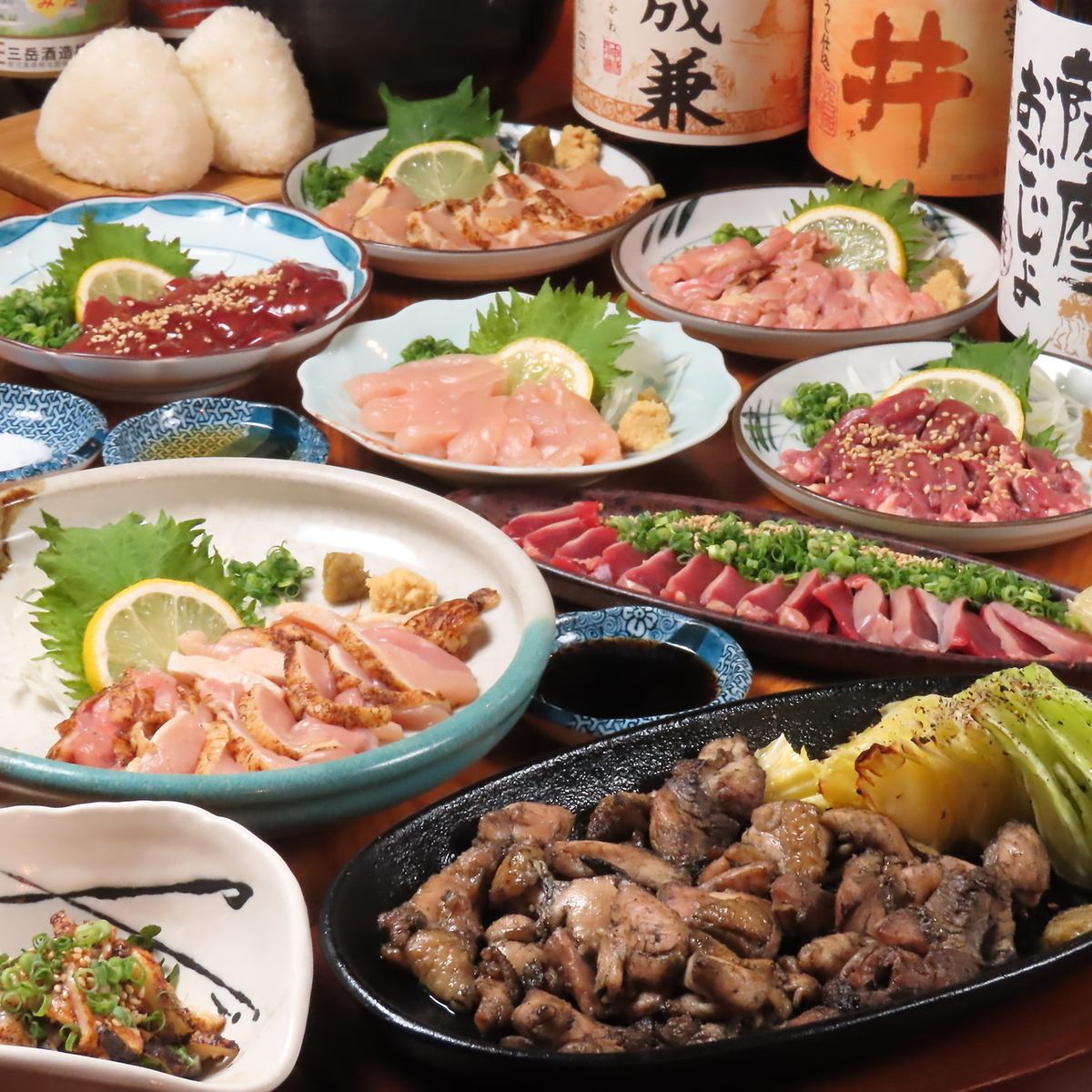 品嚐來自店主家鄉鹿兒島的炭烤或生魚片風格的雞肉!