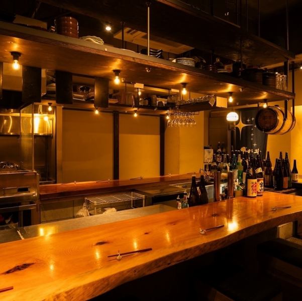 餐廳內的吧台座位氣氛很好,適合單人用餐。我們提供各式各樣的酒精飲料,即使是獨自前來的客人也能在我們酒吧感到舒適自在。