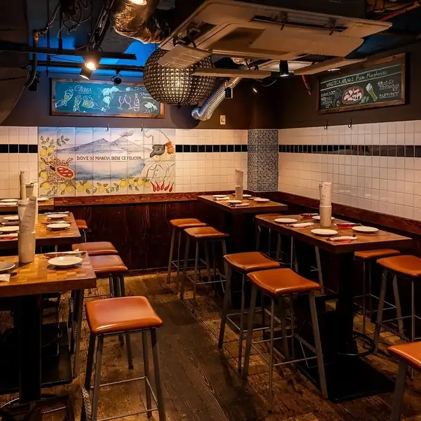 カジュアルな店内。デートや女子会にもぴったりな空間です。