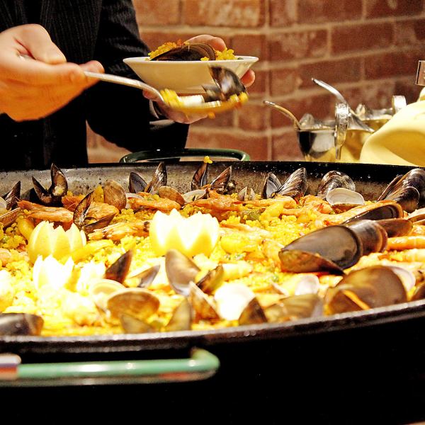 The specialty ★ Oversized Paella is very popular as the main character of the party!