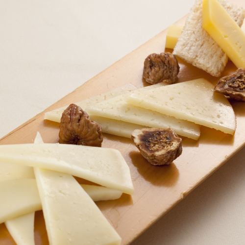 Spanish cheese platter