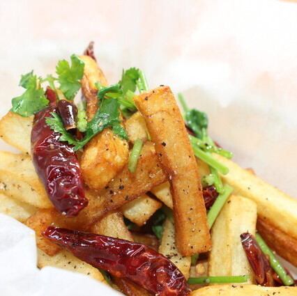 揚げジャガイモ細切りと唐辛子強火炒め